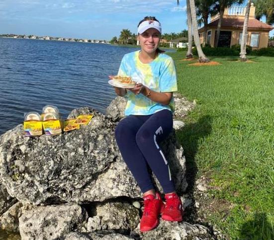 Sofia Kenin eating tortilla pockets